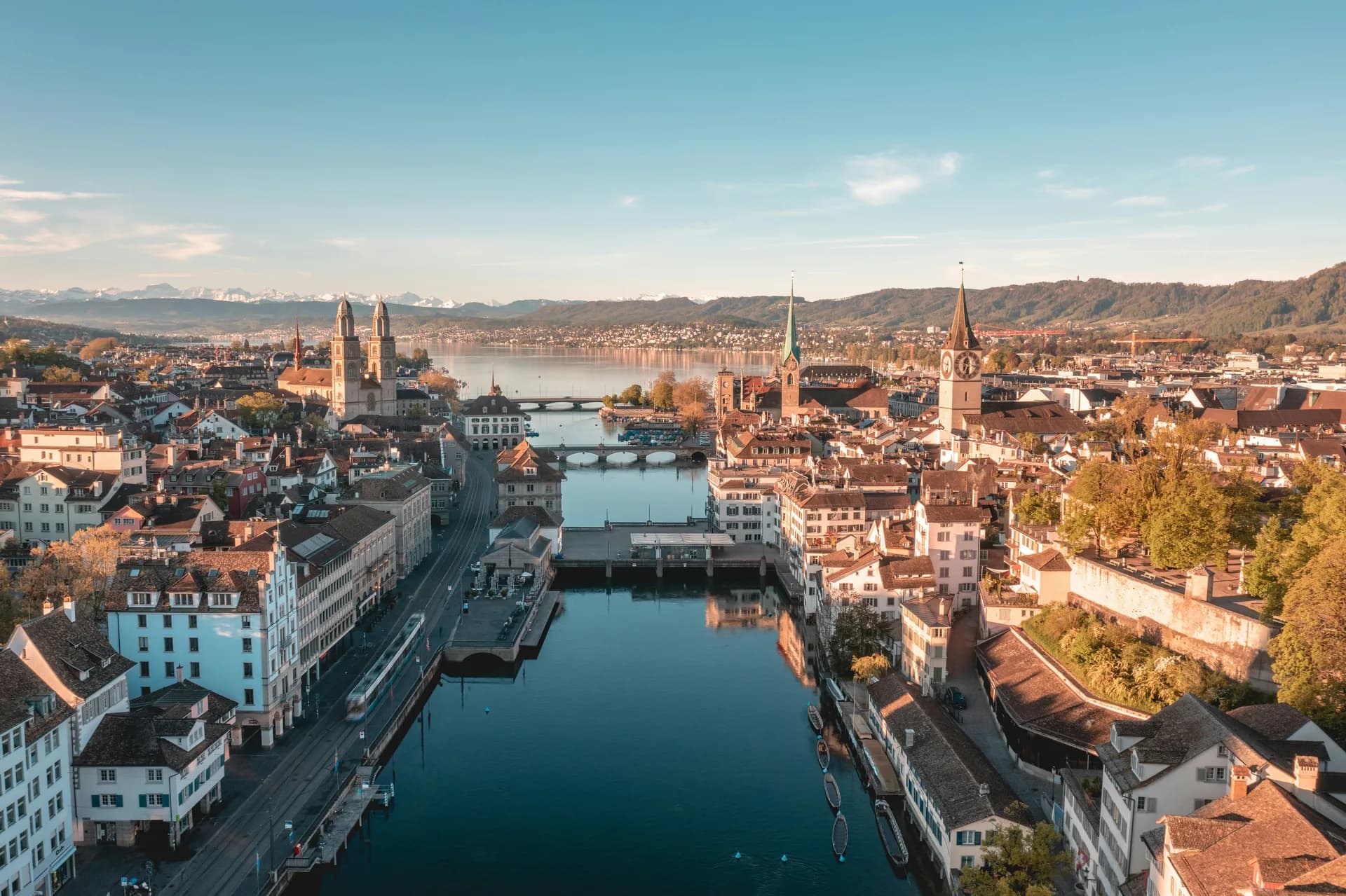 Wohnhäuser an der Limmat in Zürich